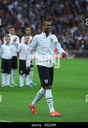 Londra, Inghilterra, Regno Unito. Il 29 maggio 2013. Ashley Cole passi in avanti per una presentazione per segnare il suo centesimo Inghilterra cappuccio prima l'amichevole internazionale tra Inghilterra e Repubblica di Irlanda dallo stadio di Wembley. Credit: Azione Plus immagini di sport/Alamy Live News Foto Stock