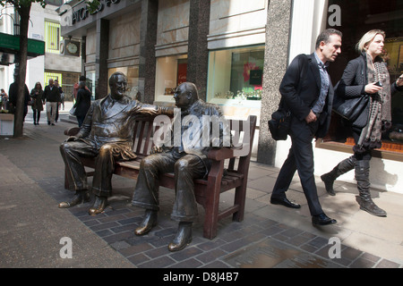 Old Bond Street, Londra. "Alleati", una insolita statua di Winston Churchill e Franklin D. Roosevelt. Foto Stock