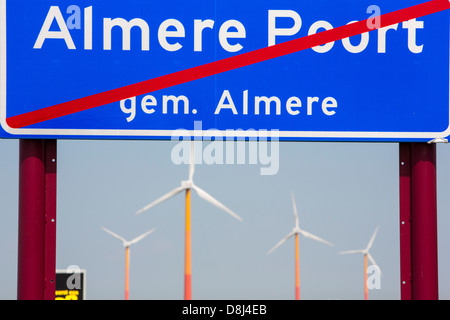 Colorato turbine eoliche in polder, terra recuperata nei pressi di Almere, Flevoland, Paesi Bassi. Foto Stock