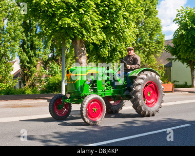 Allevatore francese guida restaurato vecchio trattore Deutz su 'Retro-Méchanique' rally - Francia. Foto Stock