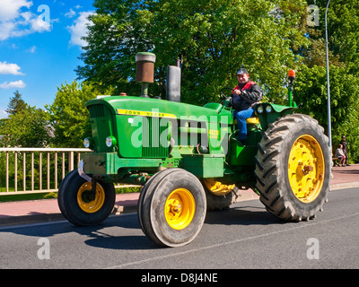 Allevatore francese la guida vecchio e restaurato il John Deere 4020 trattore diesel su 'Retro-Méchanique' rally - Francia. Foto Stock