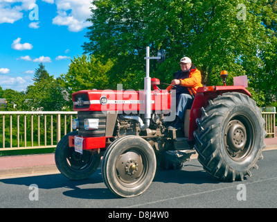 Allevatore francese la guida vecchio e restaurato la Massey Ferguson 155 del trattore su 'Retro-Méchanique' rally - Francia. Foto Stock