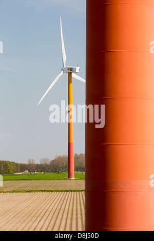 Colorato turbine eoliche in polder, terra recuperata nei pressi di Almere, Flevoland, Paesi Bassi. Foto Stock