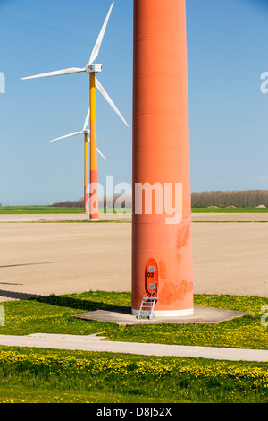 Colorato turbine eoliche in polder, terra recuperata nei pressi di Almere, Flevoland, Paesi Bassi. Foto Stock