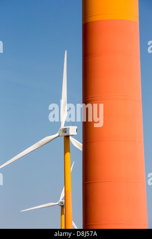 Colorato turbine eoliche in polder, terra recuperata nei pressi di Almere, Flevoland, Paesi Bassi. Foto Stock
