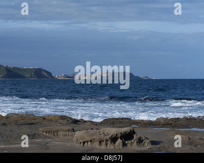 Una vista panoramica che si estende da Dudley Beach a New Castle, con la costa, la sabbia e l'oceano. L'immagine cattura la bellezza panoramica di questa zona con luce naturale. Foto Stock