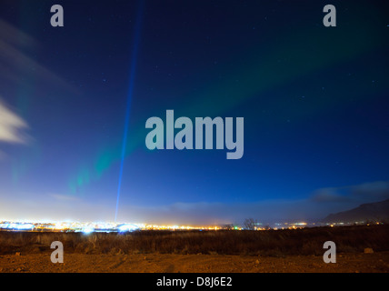 L'Europa, l'Islanda, Reykjavik, Northern lights aurora boreale e luce da Yoko Ono immaginare la pace Tower Foto Stock