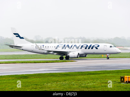 Finnair Embraer 190LR (ERJ 190-100LR) Aereo di linea OH-LKL rullaggio all'arrivo all'Aeroporto di Manchester Inghilterra England Regno Unito Regno Unito Foto Stock