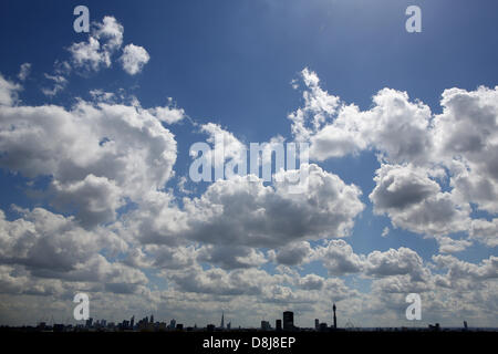 Nuvole passare il puntatore del mouse sopra la skyline di Londra, Gran Bretagna, 16 maggio 2013. Foto: Kevin Kurek Foto Stock