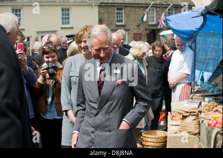 Charles, Principe di Galles e Camilla, la duchessa di Cornovaglia la navigazione si spegne al mercato locale mentre visitano Hay-on-Wye Foto Stock