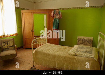 Camera da letto, Kolmanskop città fantasma, vicino a Luderitz, Namibia, Africa Foto Stock