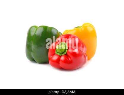 Tre fresche dolci peperoni isolato su sfondo bianco Foto Stock