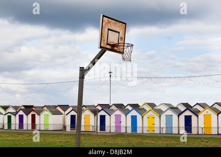 Un campo da pallacanestro vicino alla spiaggia di capanne in Paignton, Devon, Regno Unito Foto Stock