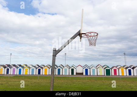 Un campo da pallacanestro vicino alla spiaggia di capanne in Paignton, Devon, Regno Unito Foto Stock