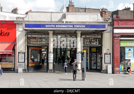 Ingresso alla stazione della metropolitana di South Kensington, Londra. Foto Stock