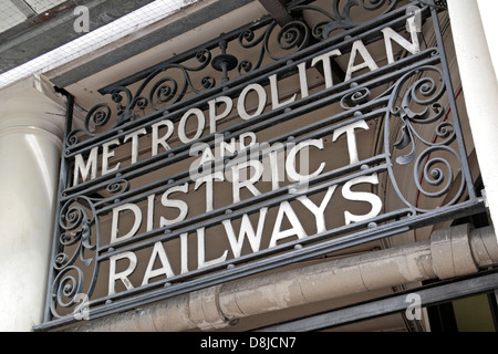 Segno storico sopra la porta di ingresso per la stazione metropolitana di South Kensington, Londra. Foto Stock