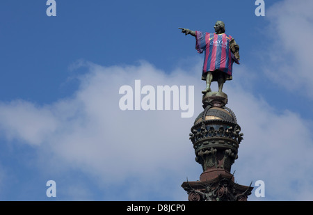 Statua di Cristoforo Colombo a Barcellona indossando barcelona football shirt Foto Stock