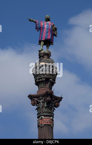 Statua di Cristoforo Colombo a Barcellona indossando barcelona football shirt Foto Stock
