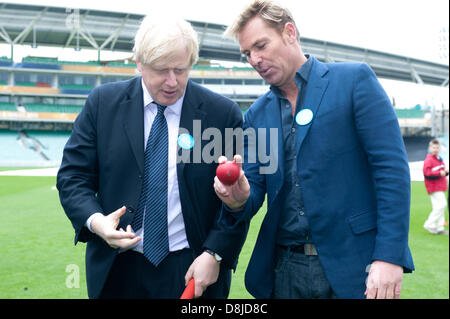 Londra, Regno Unito. Il 30 maggio 2013. Sindaco di Londra Boris Johnson si unisce international cricket leggenda Shane Warne all' Oval Cricket Ground di annunciare 24.000 nuovi team di Londra opportunità di volontariato, di rafforzare ulteriormente il volontariato slancio del 2012. Credito: Piero Cruciatti/Alamy Live News Foto Stock