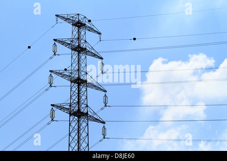 Dettaglio del pilone di elettricità contro il cielo blu Foto Stock