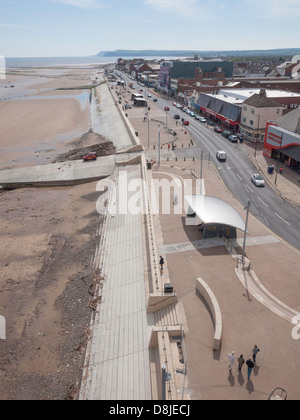 Vista dalla cima del Redcar faro a luce rotante o molo verticali guardando verso sud lungo la costa di Saltburn. Foto Stock