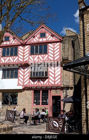 Caffetteria in un diciassettesimo secolo in stile Tudor in costruzione Woolshops, Halifax, West Yorkshire Foto Stock