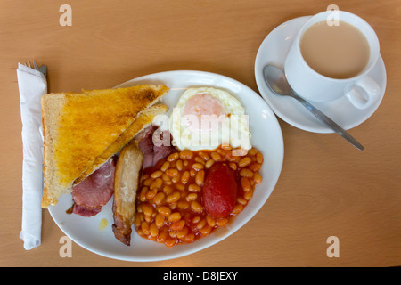 Tradizionale caffetteria britannica pasto, una piccola prima colazione inglese completa e una tazza di tè Foto Stock