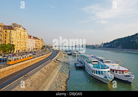 Barche di crociera sul fiume Danubio, Unesco sponde del Danubio Sito Patrimonio Mondiale, Budapest, Ungheria, Europa Foto Stock