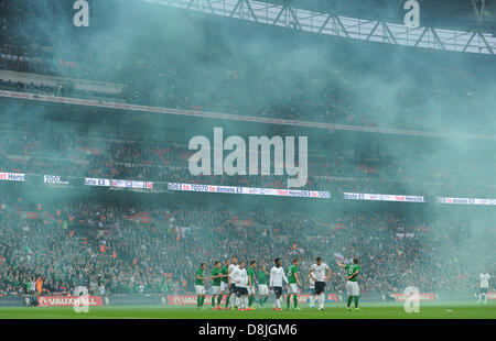 29.05.2013 Londra, Inghilterra. Flutti di fumo attraverso il passo come in Inghilterra si prepara ad affrontare un calcio di punizione durante l'amichevole internazionale tra Inghilterra e Repubblica di Irlanda dallo stadio di Wembley. Foto Stock