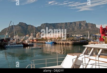 La Table Mountain e Cape Grace Hotel e Cape Town CBD da Victoria & Alfred Waterfront. Foto Stock