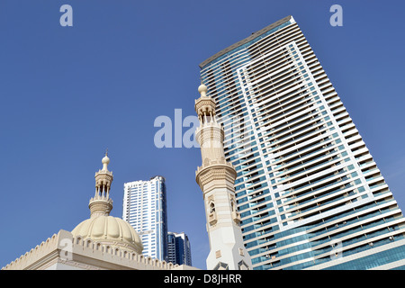 Al Qasba moschea nella parte anteriore del alto-aumento appartamento case, Sharjah Emirati Arabi Uniti Foto Stock