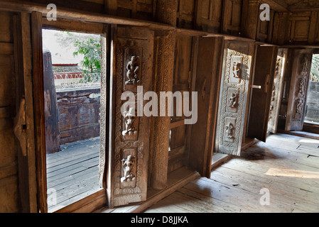 Tek intricati carving presso la Pagoda Shwenandaw a Mandalay, Myanmar 5 Foto Stock