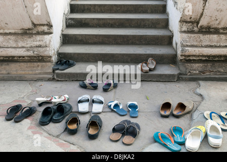 Scarpe sinistro esterno Shwe Inbin Monastero, Mandalay Myanmar 2 Foto Stock