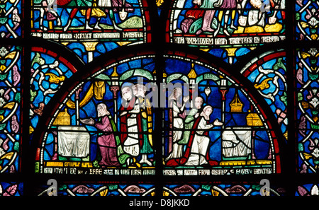 Medievale (C13th) in vetro colorato nella Trinità cappella della cattedrale di Canterbury, raffigurante due viste di adoratori presso il santuario di San Tommaso Becket. Foto Stock