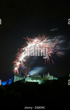 Tatuaggio militare raffica di fuochi d' artificio sul Castello di Edimburgo Foto Stock