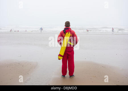 Bagnino supervisione lezione di surf a Saltburn dal mare, North Yorkshire, Regno Unito. Foto Stock