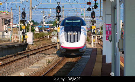 JR Komachi E3 Serie Shinkansen (treno veloce) uscire per Sendai e Tokyo tirando in stazione Omagari Foto Stock