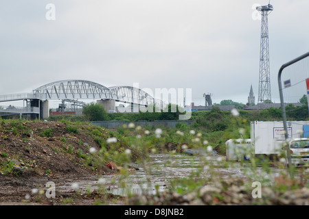 La riqualificazione del Rugby. Riqualificazione urbana su Drive Technology, Rugby; guardando verso il percorso nero bridge. Foto Stock