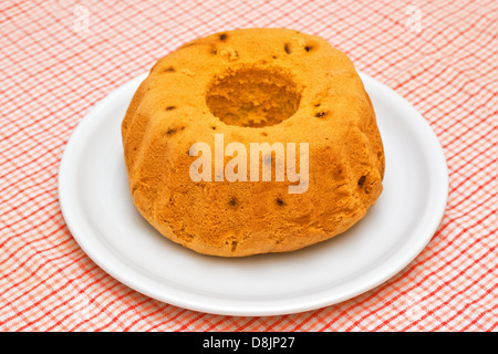 Kouglof (kugelhopf) torta pane sulla piastra bianca. Tradizionale pasticceria tedesca. Foto Stock