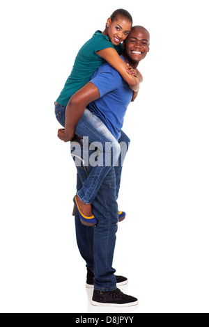 Giocoso giovane americano africano giovane piggyback su sfondo bianco Foto Stock