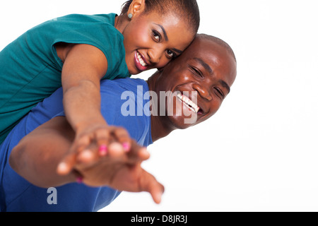 Felice giovane donna africana godendo piggyback ride su fidanzati indietro con le loro mani tese Foto Stock