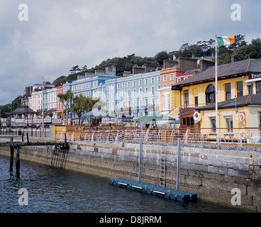 Colorate case a schiera lungo waterfront, Cobh, Provincia di Munster, nella contea di Cork, Irlanda, Irlanda, Europa occidentale. Foto Stock