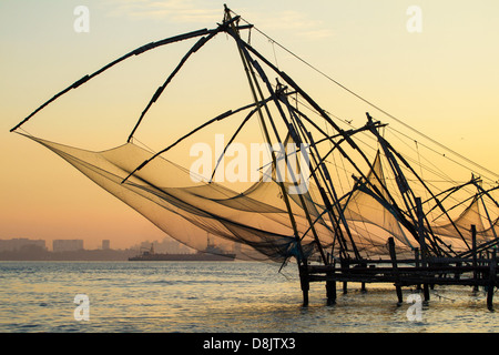 Le reti da pesca cinesi a sunrise in Cochin (Fort Kochi), Kerala, India Foto Stock