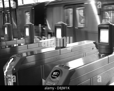 Tornelli a Newark Penn Station, Newark, New Jersey, Stati Uniti d'America che conduce al percorso dei treni di andare a New York City Foto Stock