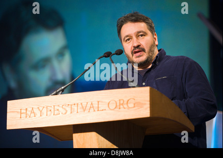 Pietro Firenze festival direttore parlando da un leggio sul palco a Hay Festival 2013 Hay on Wye Powys Wales UK Foto Stock
