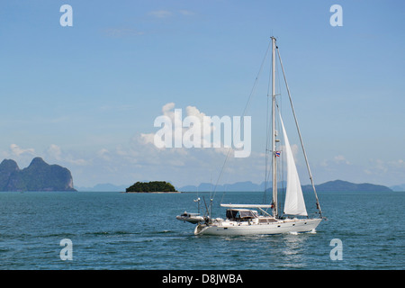 Imbarcazione a vela nella Baia di Pang Nga, Thailandia Foto Stock