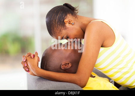 Giovane americano africano giovane baciare e flirtare Foto Stock