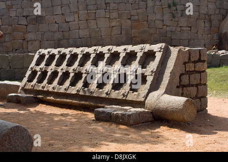 Asia, India, Karnataka, Hampi, Mahanavami Dibba, parte di una porta di pietra Foto Stock