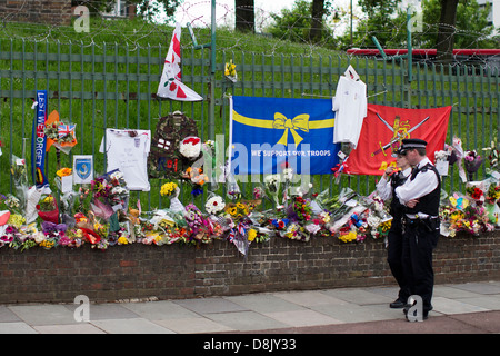 Fiori sono a sinistra alla scena dove il batterista Lee Rigby è stato ucciso al di fuori di Woolwich Caserma a Londra. Foto Stock