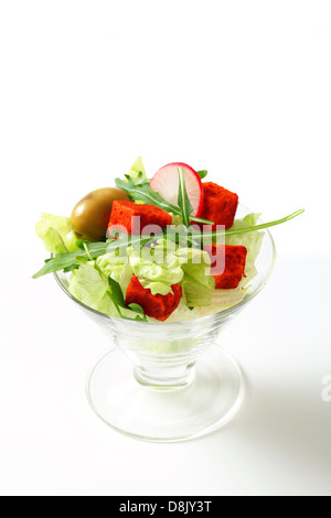 Insalata di verdure con olive e paprica-formaggio rivestito Foto Stock